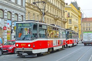 Tramvaj versus chodec. Asi všichni víme, jak to je s předností. Ale jeden zádrhel tady čeká, tak pozor! - Garáž.cz
